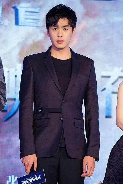 张若昀爆料娱乐圈情侣,甜蜜背后的真实故事